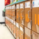 cubbyhole (【名詞】小さな仕切り、小部屋 ) の意味・使い方・読み方｜Engoo Words