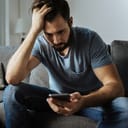 hold back (【句動詞】ためらう、差し控える ) の意味・使い方・読み方|Engoo Words