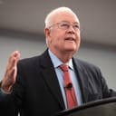 Prosecutor Ken Starr giving a speech.