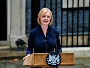 Liz Truss Becomes New UK Prime Minister | Engoo Daily News