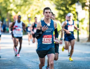 Colin Boyle takes part in the 2016 Chicago Marathon while joggling.