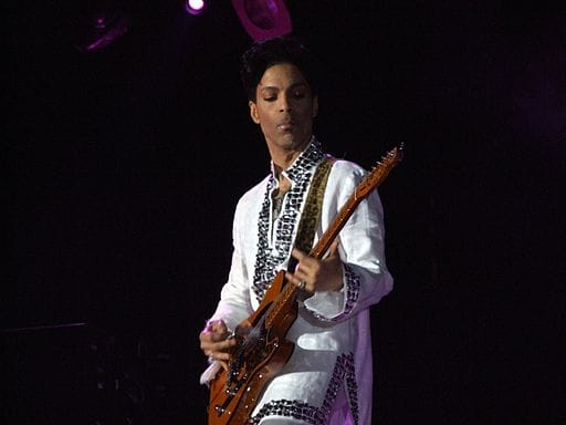 Legendary Musician Prince Dies at 57 | DMM英会話 デイリーニュース