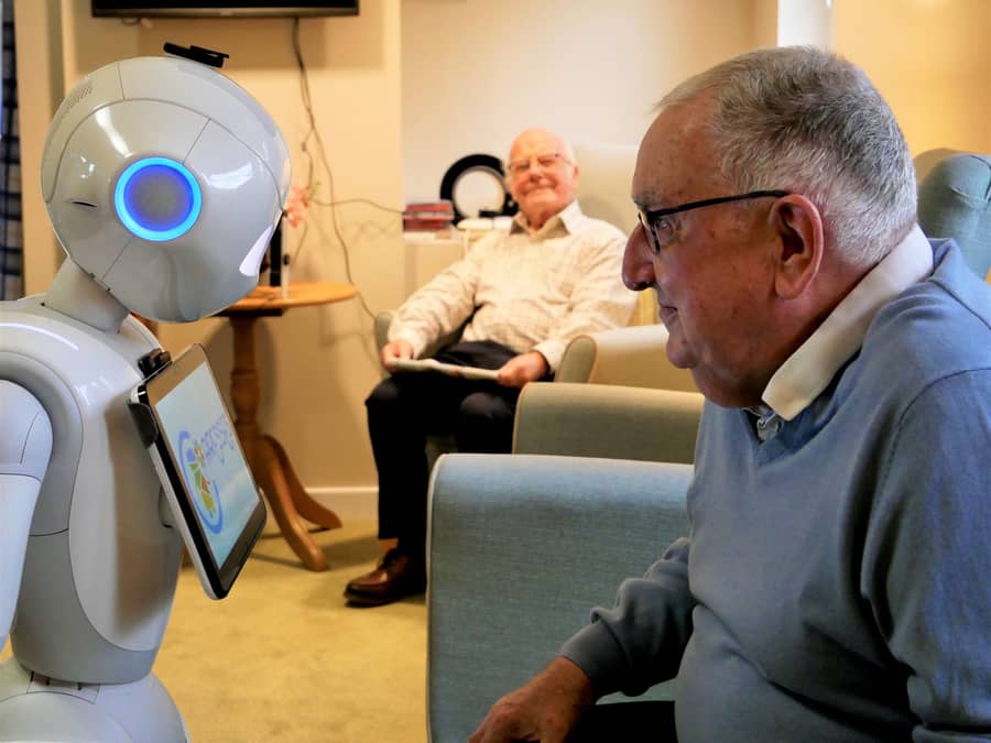 Tigge bevæge sig Theseus Robots Help Elderly with Loneliness in UK and Japan | Engoo Daily News