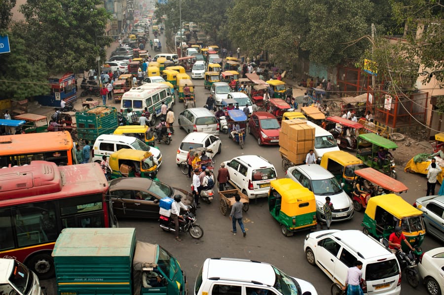 Mumbai Tests Traffic Light that Punishes Honking | Engoo Daily News