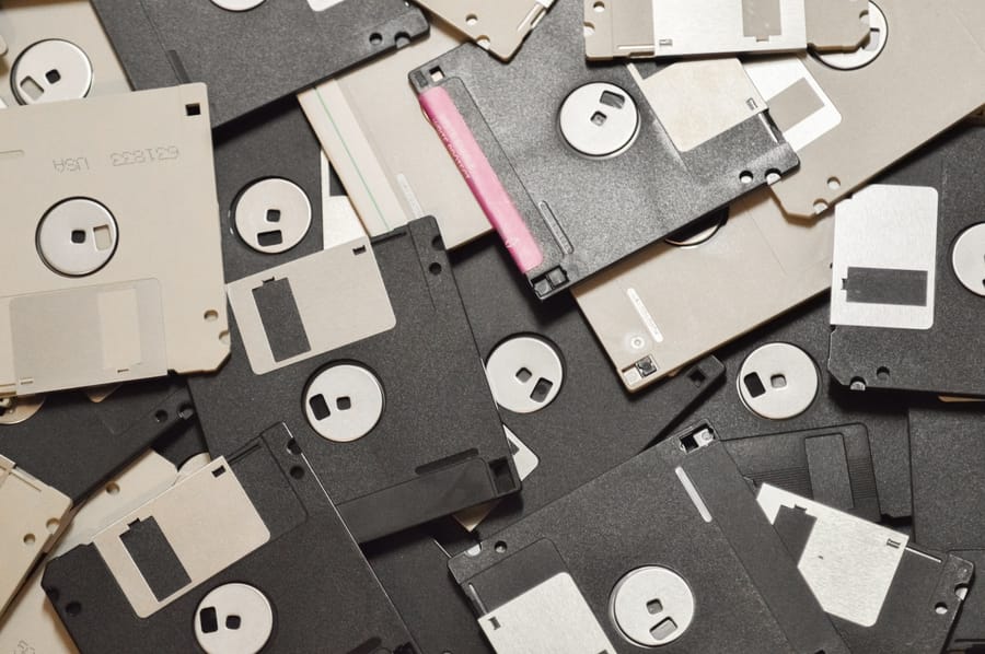 Japanese Minister Announces 'War on Floppy Disks' | DMM英会話