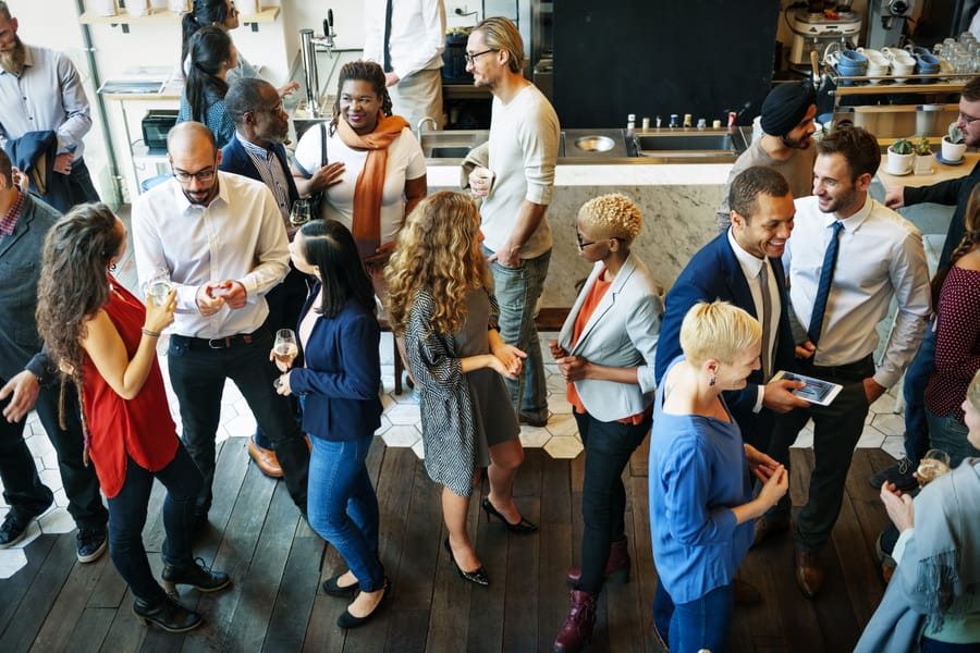 Four Minutes of Small Talk Enough to Form Impressions | Engoo Daily News