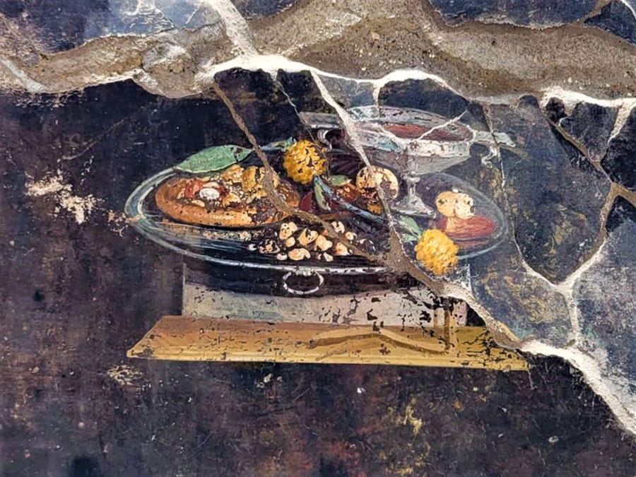 Ancient 'Pizza' Painting Found in Pompeii | DMM英会話 デイリーニュース