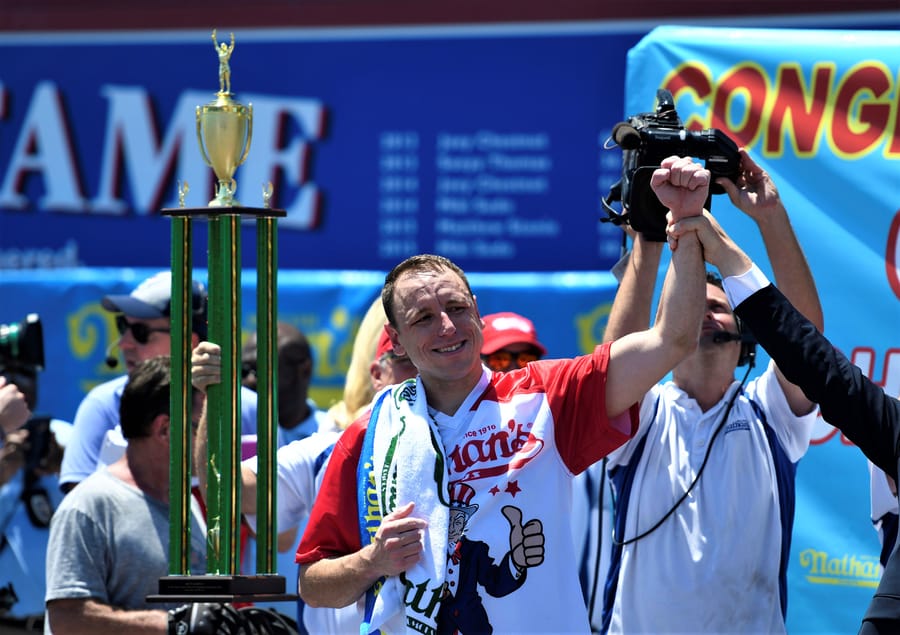 US Man Eats 71 Hot Dogs to Win Eating Competition | DMM英会話
