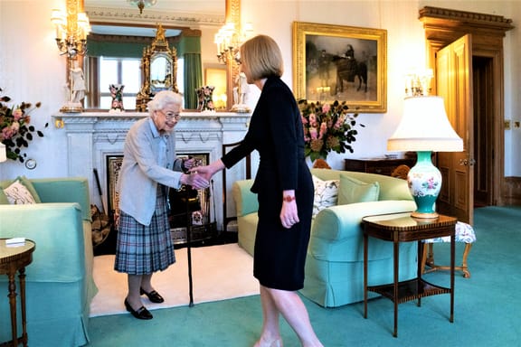 Liz Truss Becomes New UK Prime Minister | Engoo Daily News