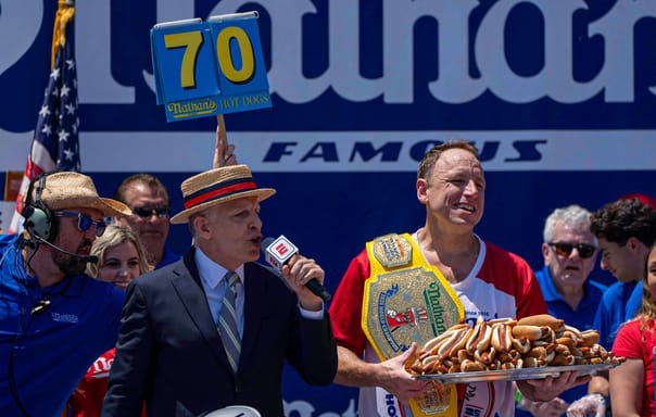 Man Who Ate 70 Hot Dogs Wins US Competition | Engoo 每日新聞