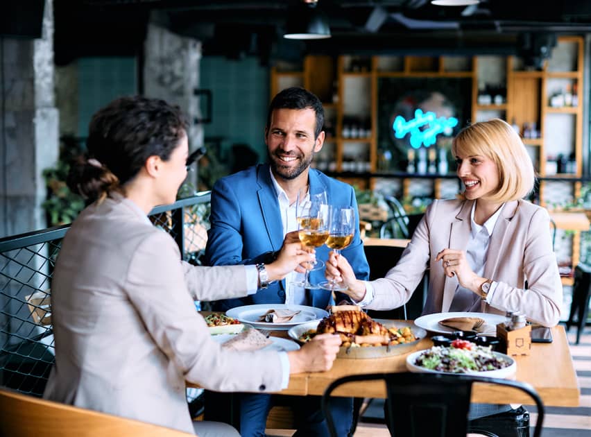 How to Make a Good Impression at Business Dinners | Engoo Daily News