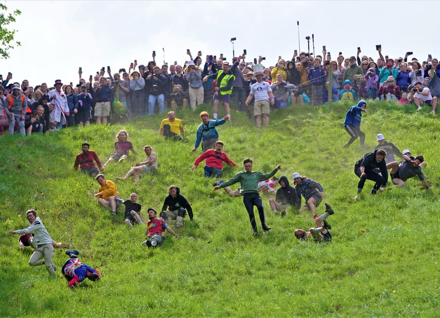 Canadian Woman Wins UK Cheese Rolling Race DMM英会話 デイリーニュース