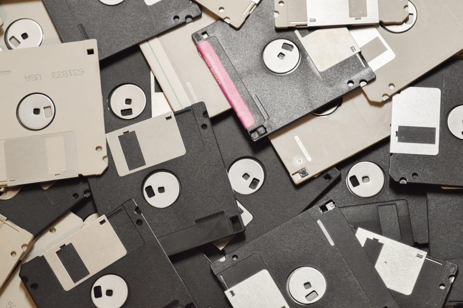 Japanese Minister Announces 'War on Floppy Disks' | DMM英会話