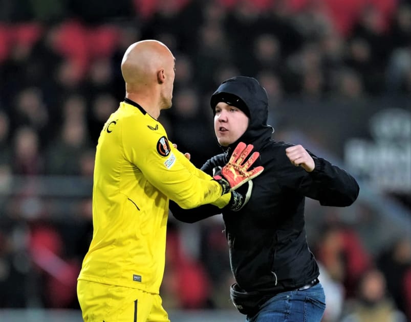 Soccer Fan Punches Sevilla Goalkeeper During Game Engoo Daily News