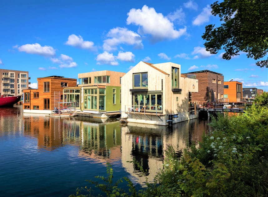 Floating Houses: The Answer to Rising Sea Levels? | Engoo Daily News