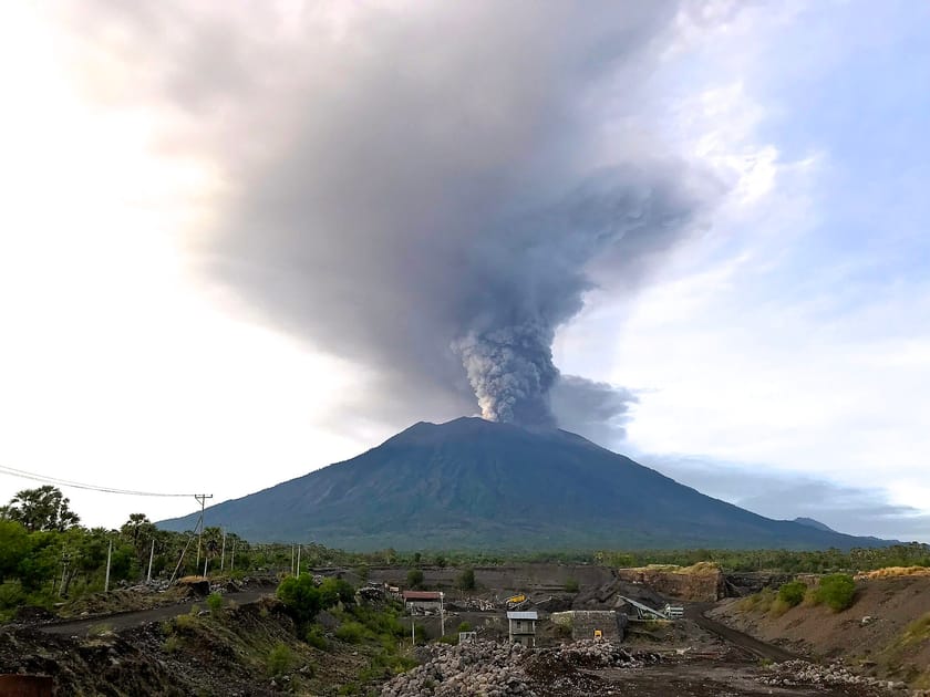 Volcano Threatens Bali's Tourism Industry | Engoo デイリーニュース