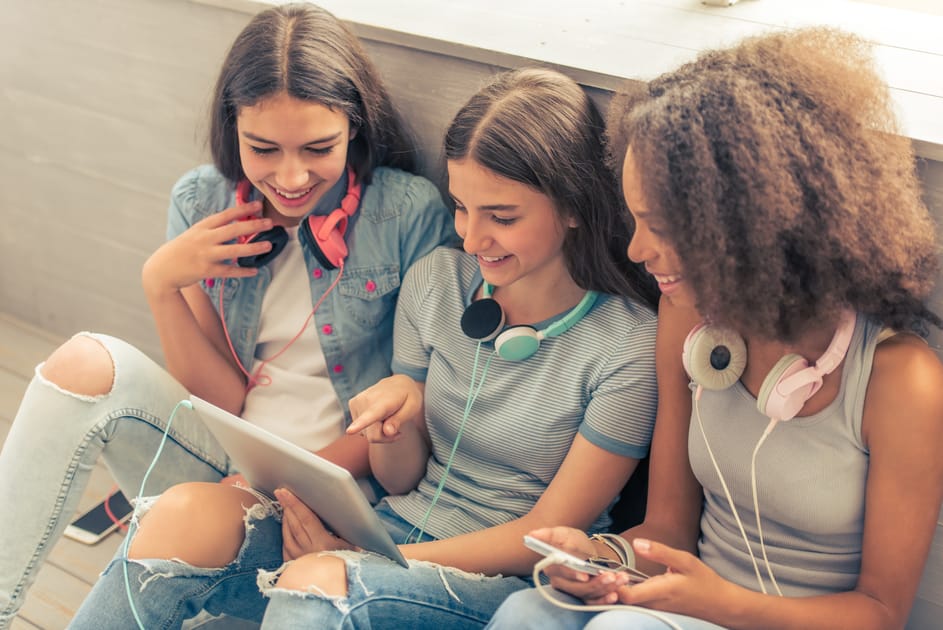 US Teens Drop Facebook for YouTube, Instagram, Snapchat | Engoo 每日新聞