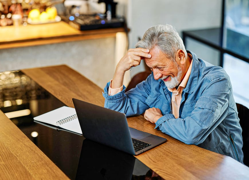 Internet Use Among Over 50s May Improve Mental Health | Engoo 每日新闻