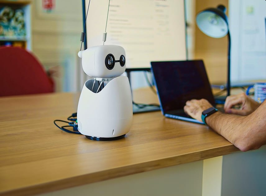 Meet Reachy Mini: Your Desktop Robot Companion | Engoo 每日新聞