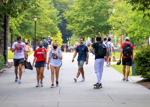 US Universities Report 43% Drop in International Students | Engoo Daily ...